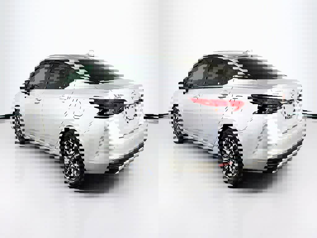 Used 2023 Nissan Versa SV image 3