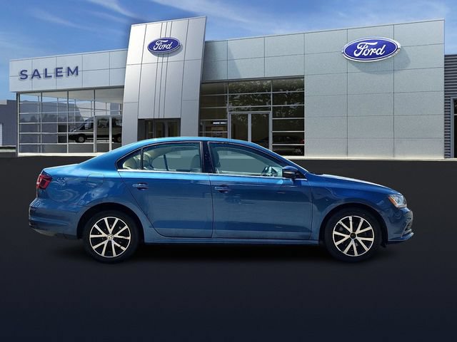 Used 2017 Volkswagen Jetta SE FWD image 2