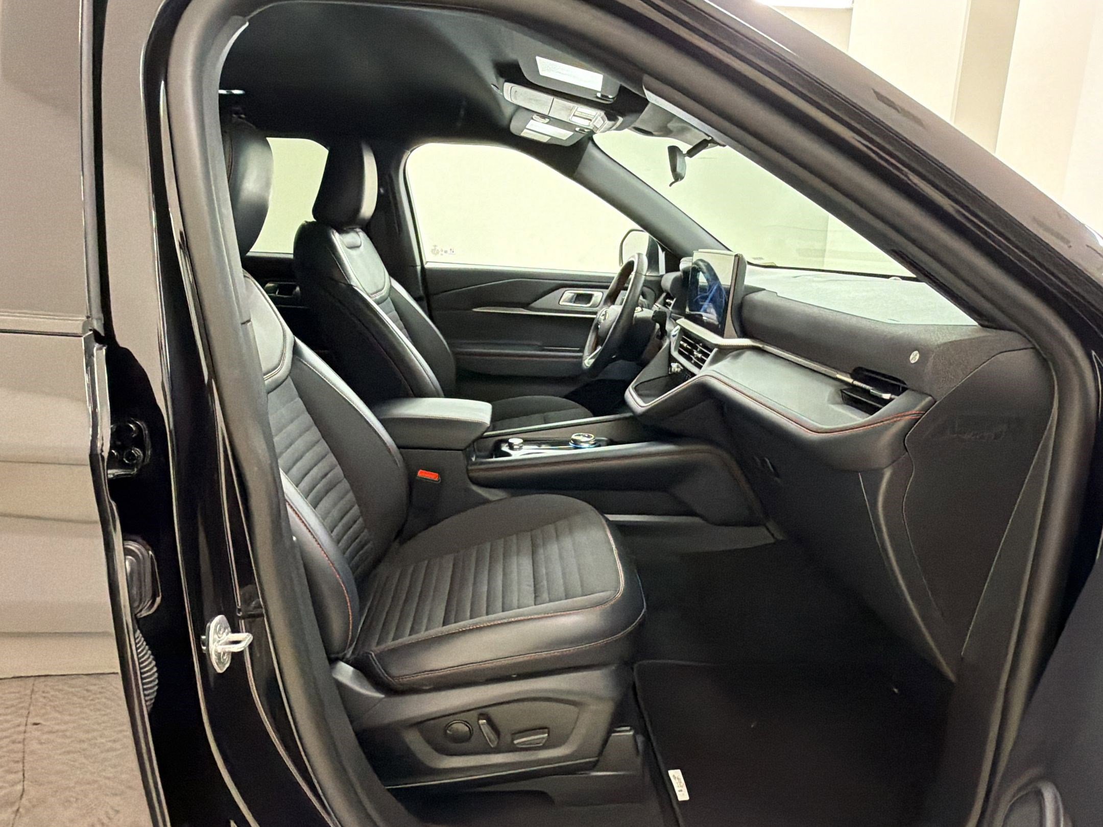 Certified 2025 Ford Explorer ST-Line w/ ST-Line Street Pack AWD/4WD image 29