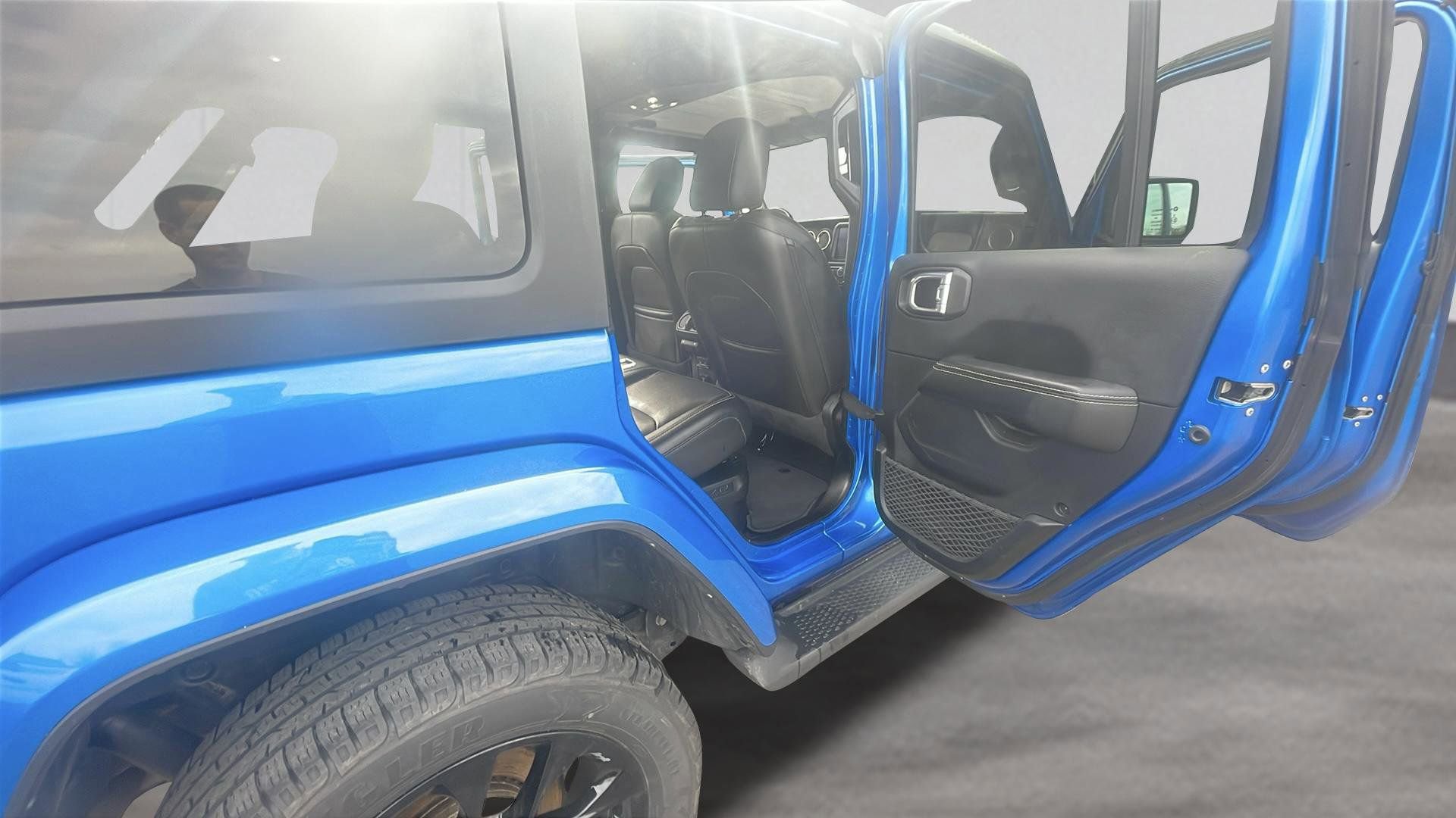 Used 2021 Jeep Wrangler Unlimited Sahara w/ Cold Weather Group AWD/4WD image 18