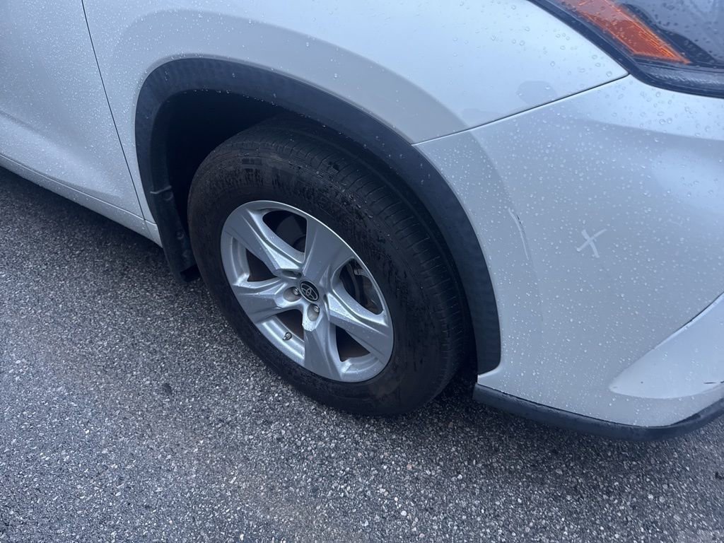 Used 2021 Toyota Highlander LE image 3