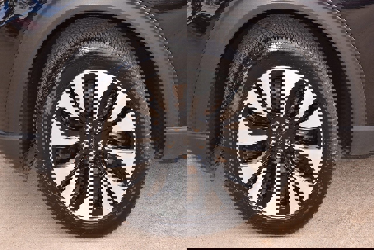 Certified 2025 Ford Explorer Platinum w/ LUX Leather Package image 40