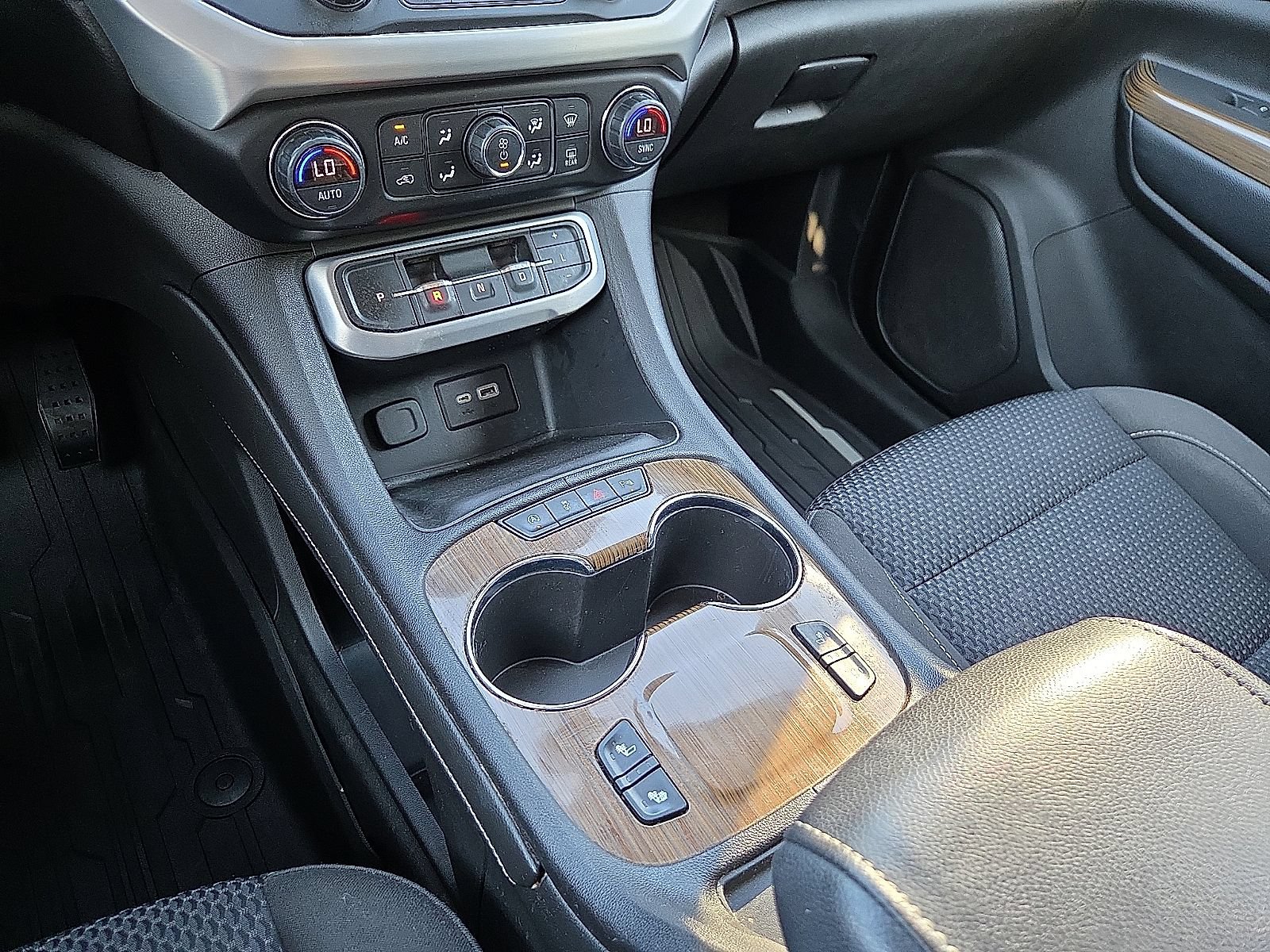 Used 2021 GMC Acadia SLE w/ Driver Convenience Package FWD image 25