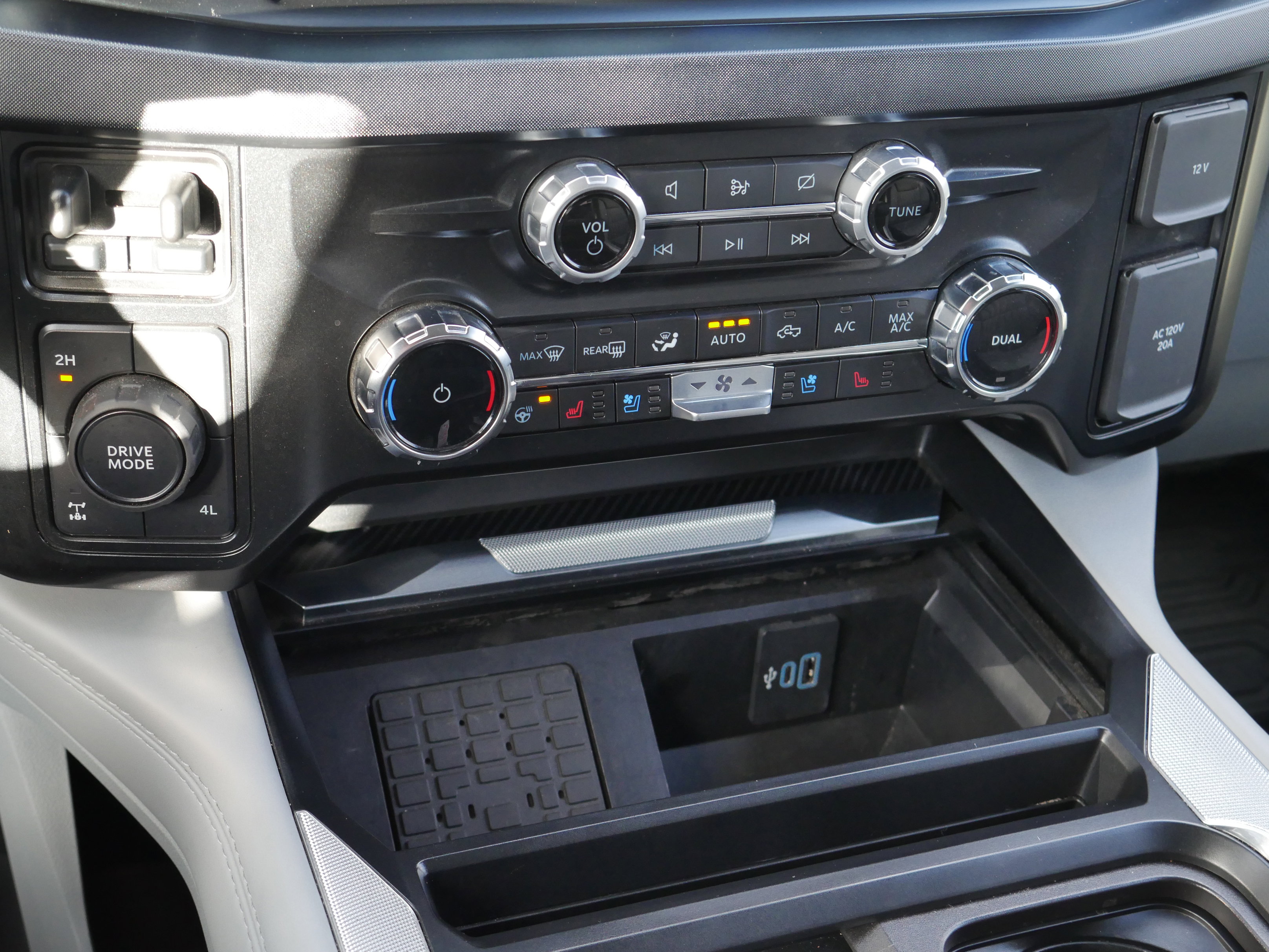 Certified 2024 Ford F350 Limited image 19