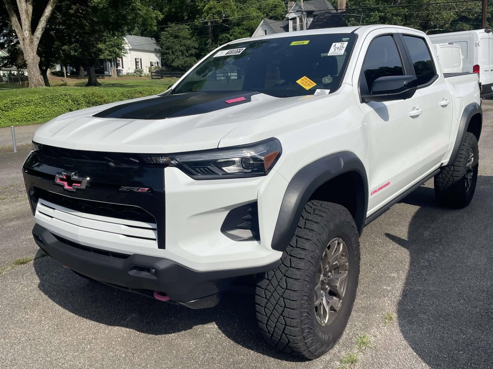 Used 2025 Chevrolet Colorado ZR2 w/ Technology Package AWD/4WD image 3