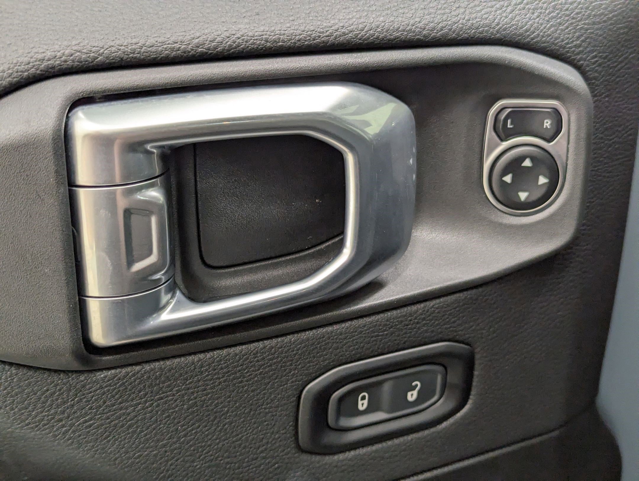 Used 2024 Jeep Wrangler Sahara image 11