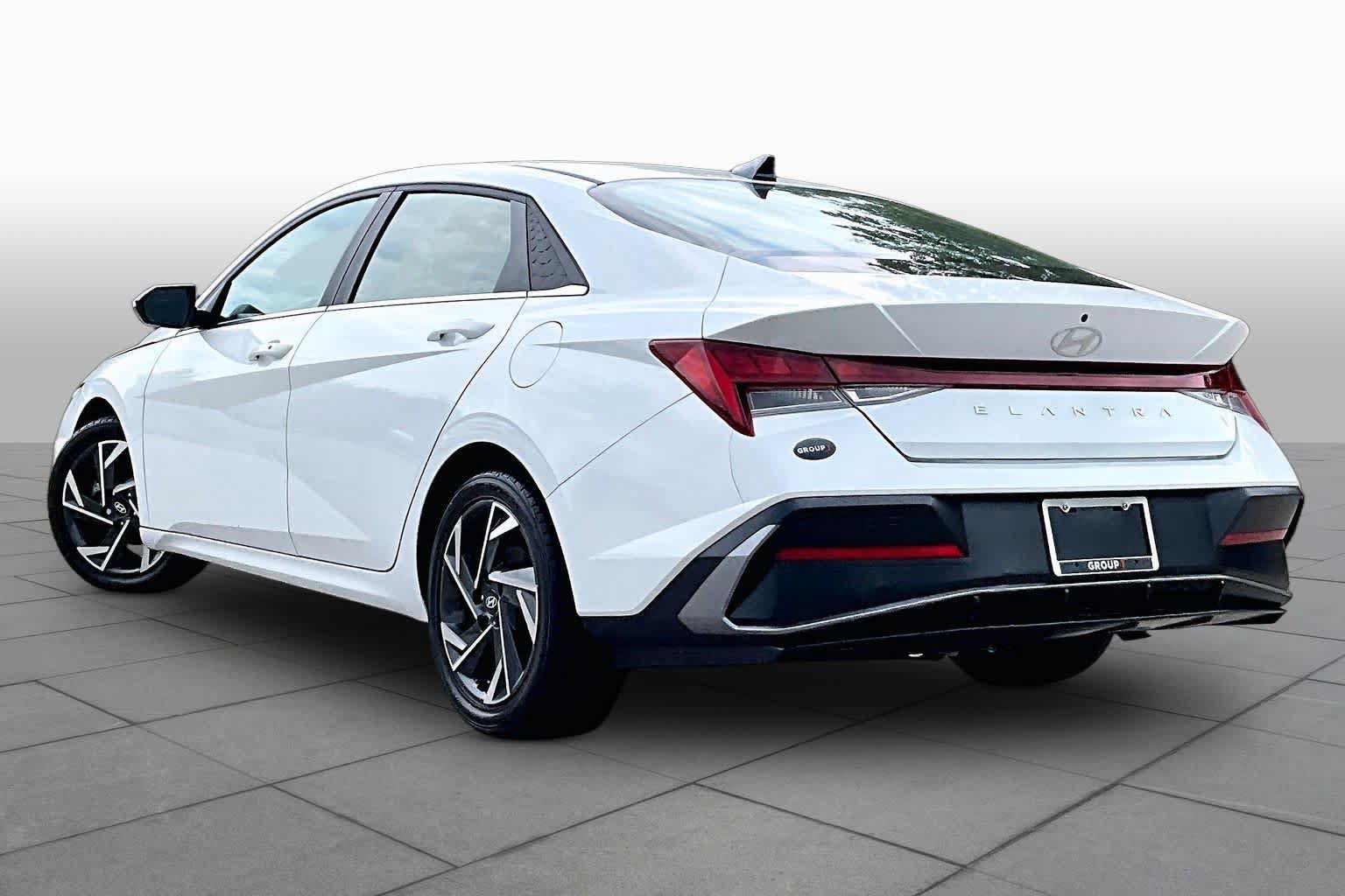 Used 2024 Hyundai Elantra SEL w/ Convenience Package FWD image 12