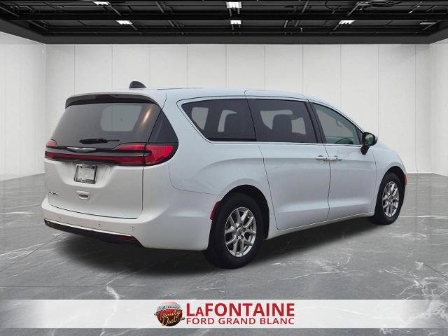 Used 2023 Chrysler Pacifica Touring-L FWD image 5