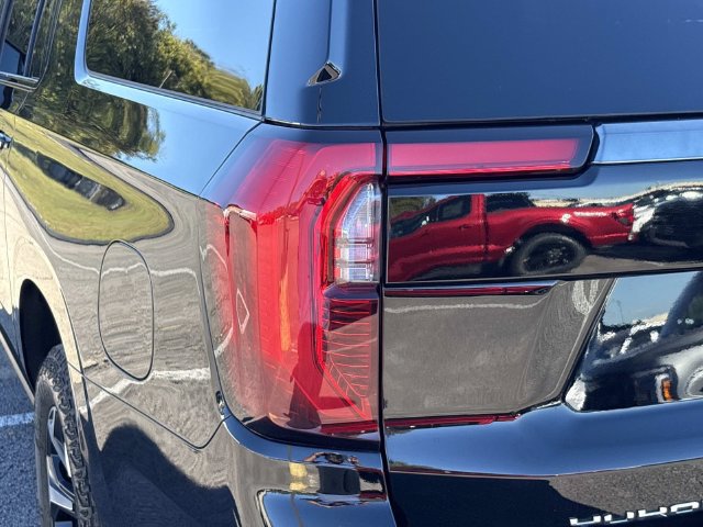 Used 2025 GMC Yukon XL AT4 w/ AT4 Premium Package AWD/4WD image 11