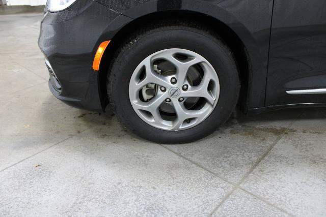 Used 2023 Chrysler Pacifica Limited FWD image 35