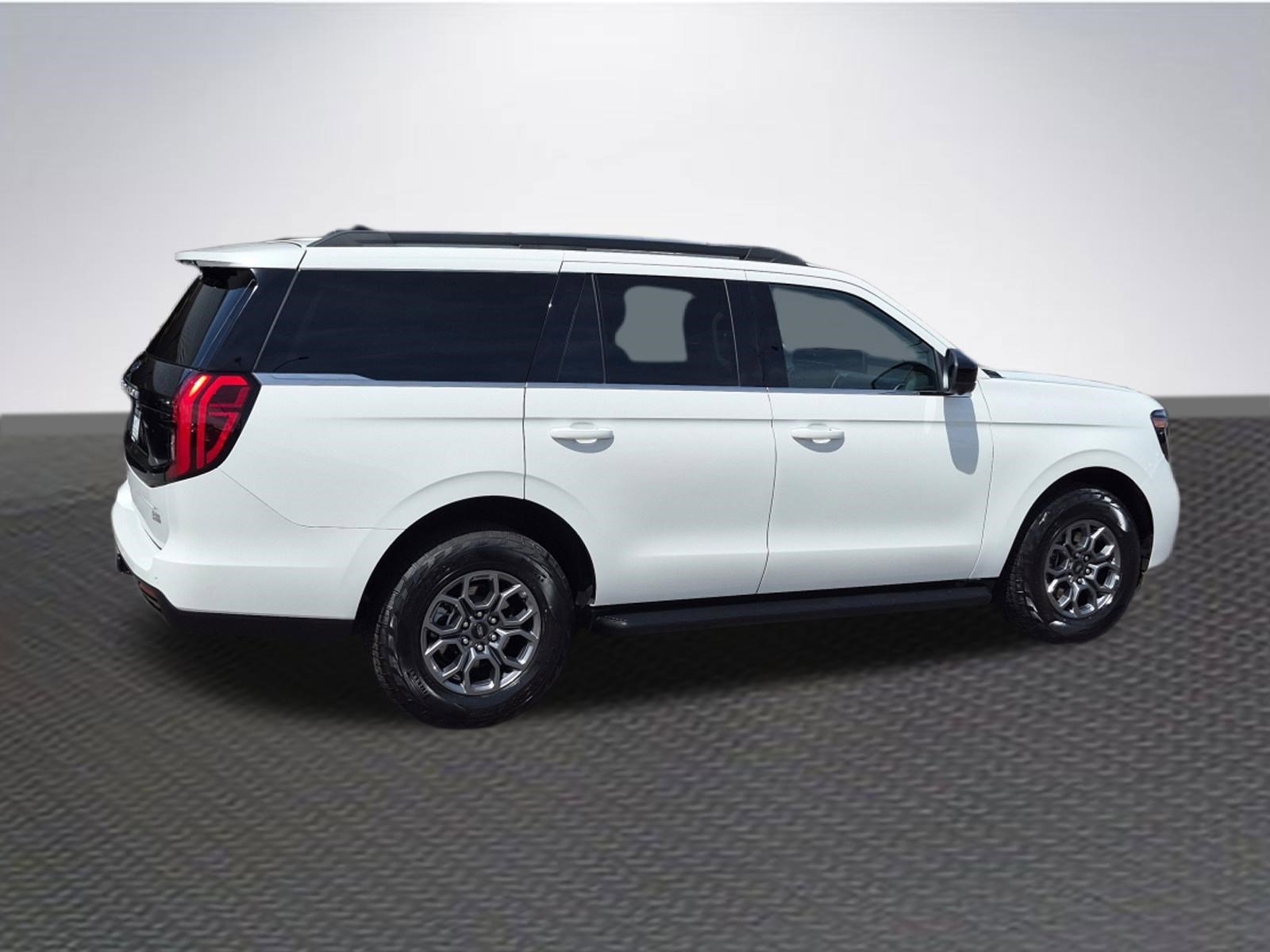 Certified 2025 Ford Expedition Active image 4