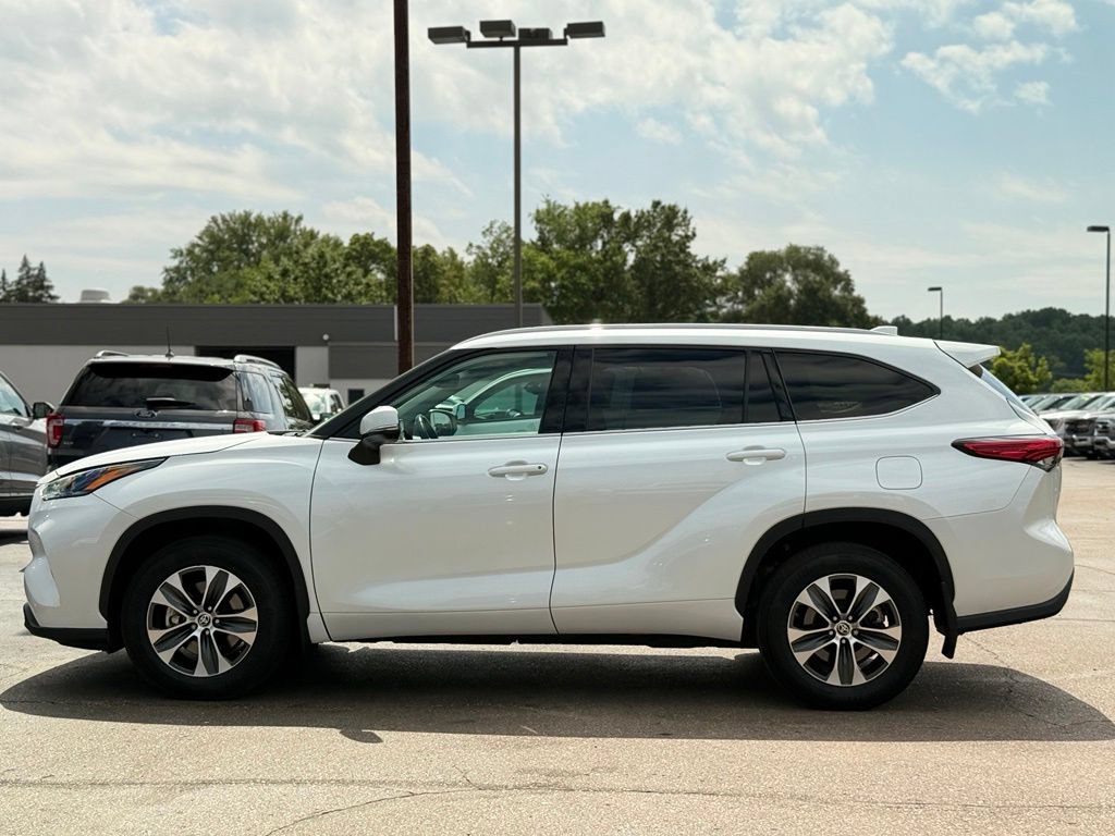 Used 2022 Toyota Highlander XLE AWD/4WD image 39