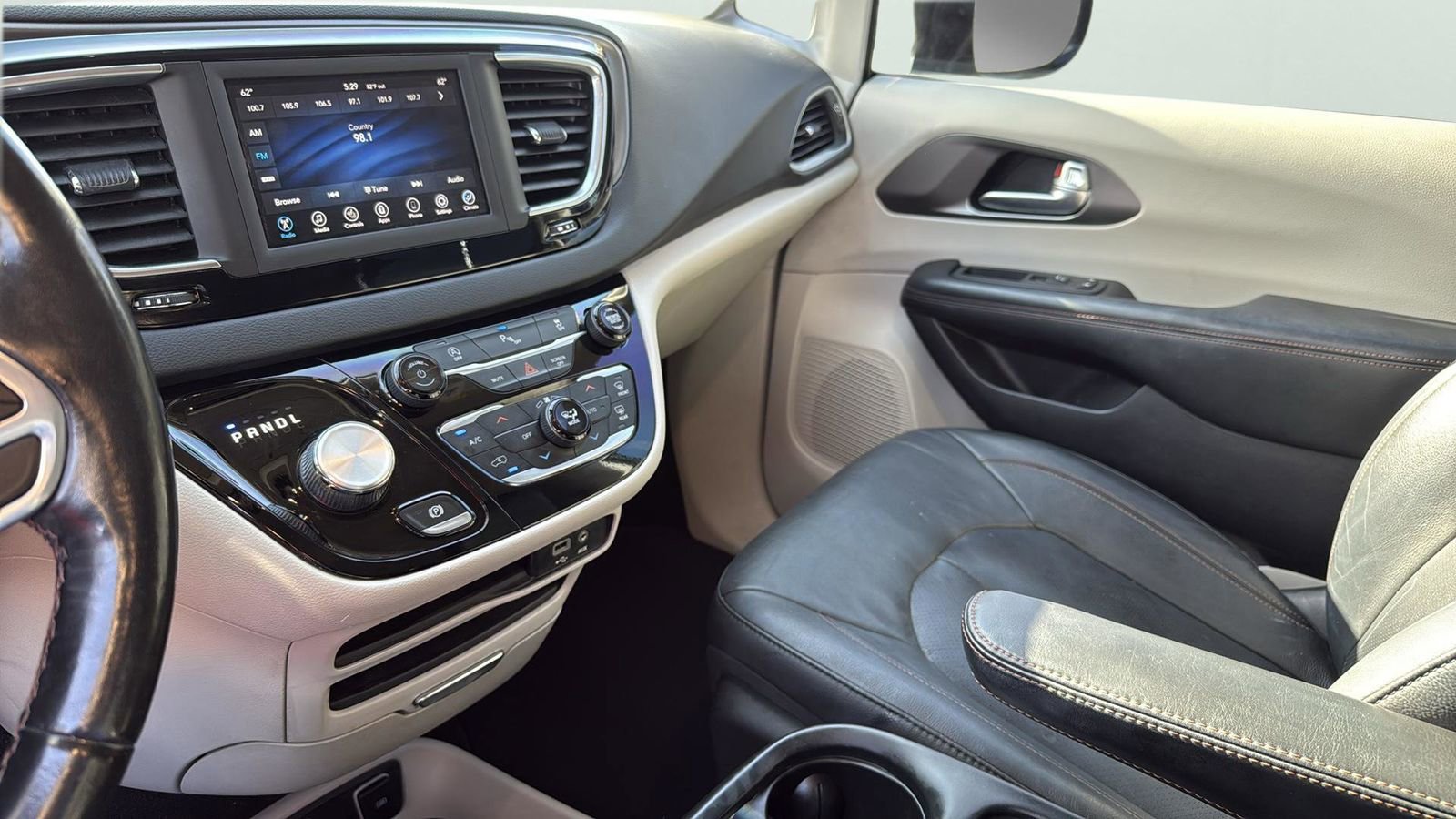 Used 2020 Chrysler Pacifica Touring-L FWD image 20
