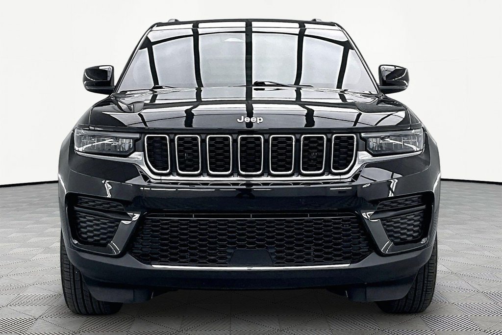 Used 2025 Jeep Grand Cherokee Laredo X AWD/4WD image 3