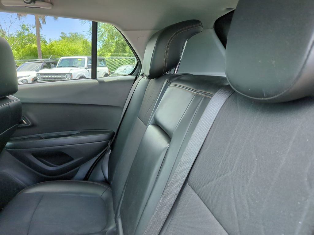 Used 2021 Chevrolet Trax LT AWD/4WD image 16