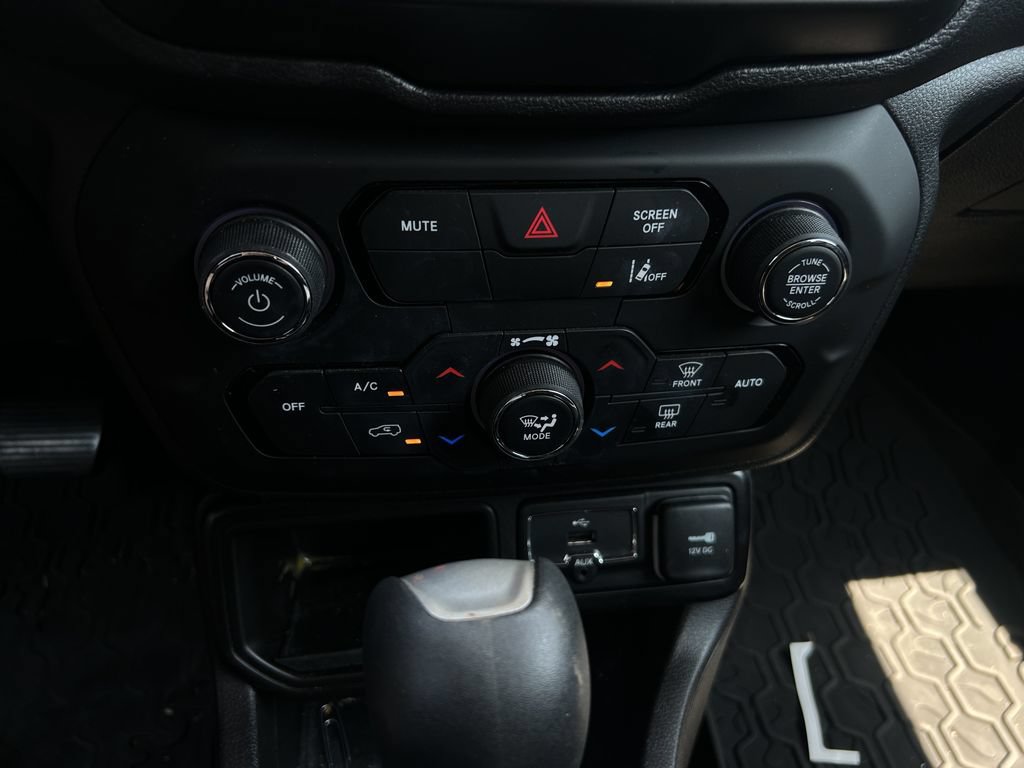 Used 2021 Jeep Renegade Latitude FWD image 26