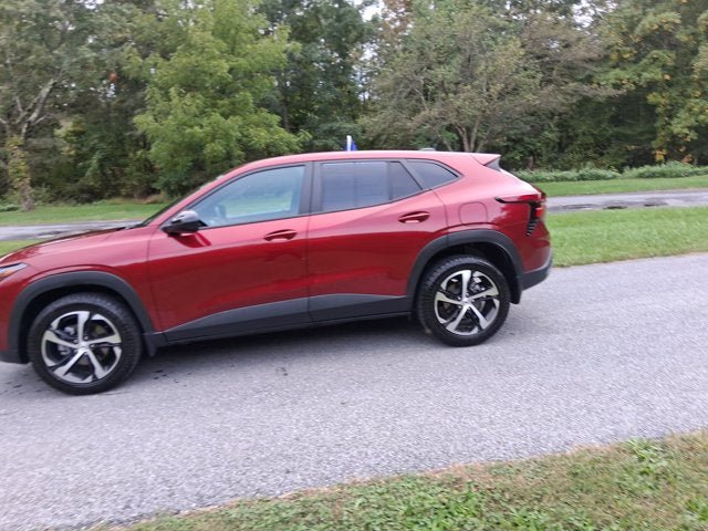 Used 2025 Chevrolet Trax RS w/ Driver Confidence Package FWD image 4