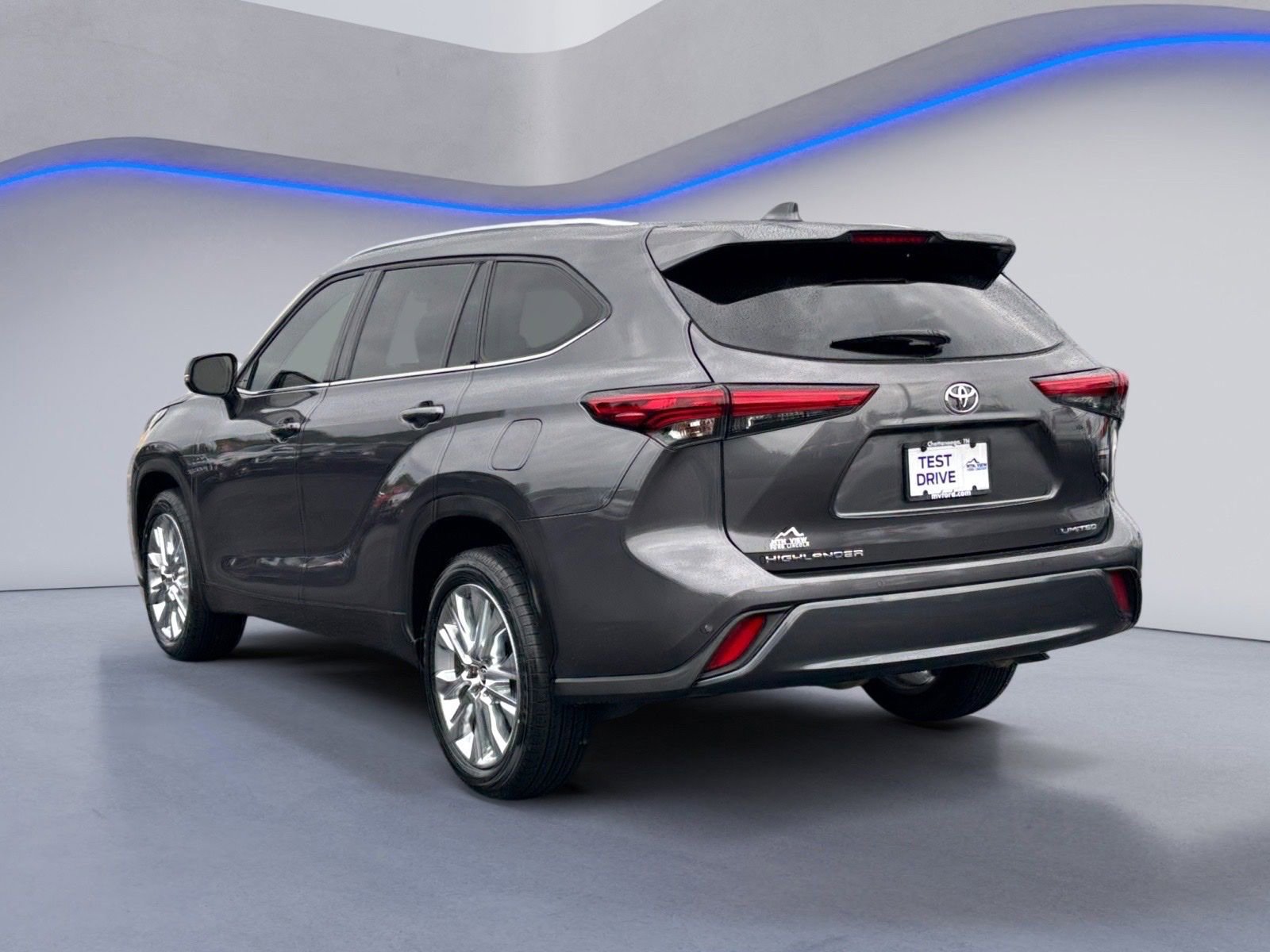 Used 2023 Toyota Highlander Limited FWD image 6