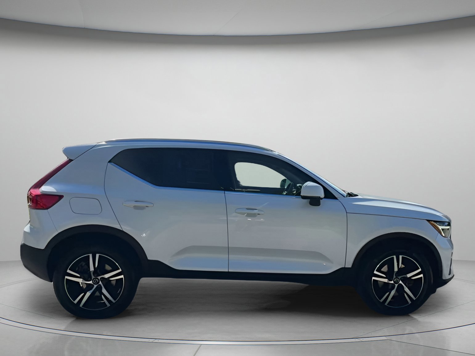 Used 2023 Volvo XC40 B5 Plus image 24