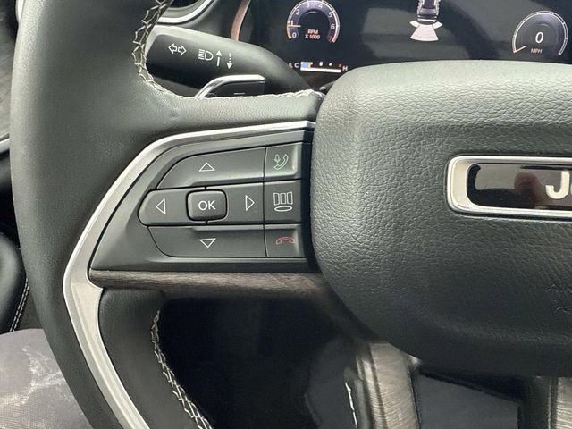 Used 2023 Jeep Grand Cherokee Limited w/ Black Appearance Package AWD/4WD image 33