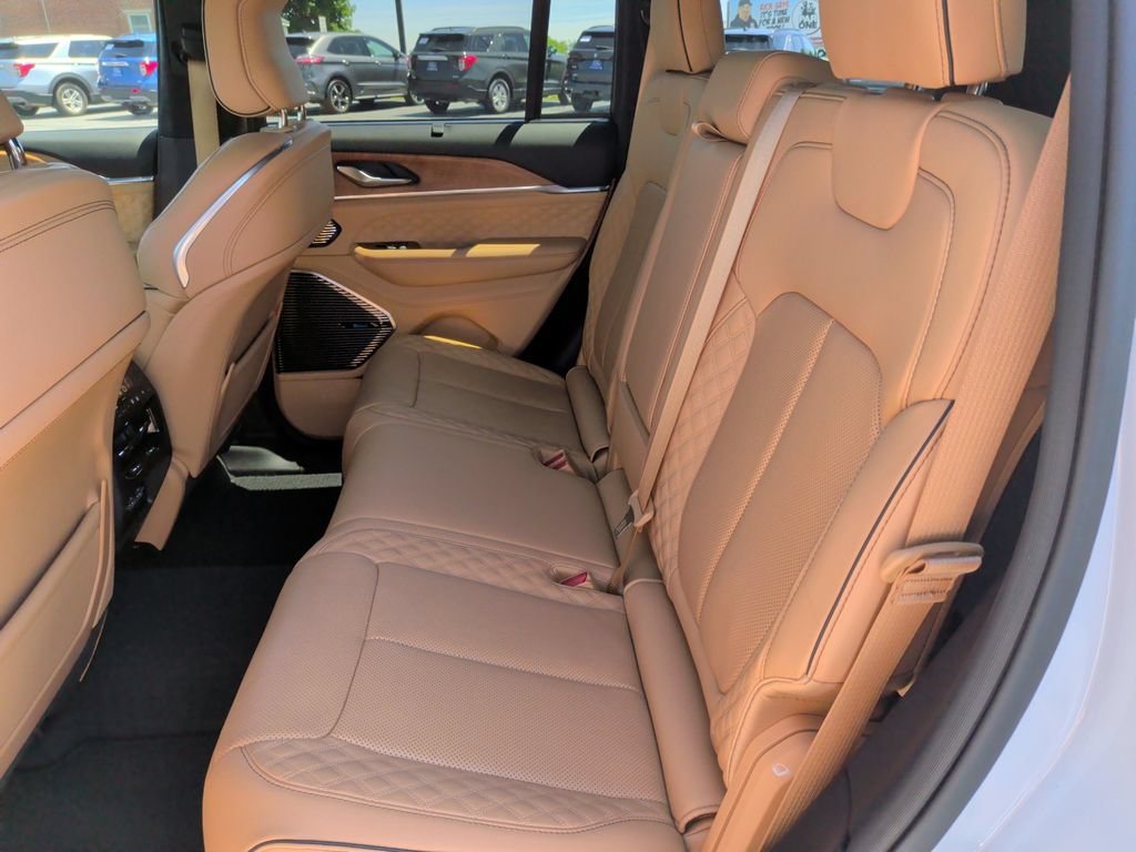 Used 2023 Jeep Grand Cherokee Summit AWD/4WD image 6