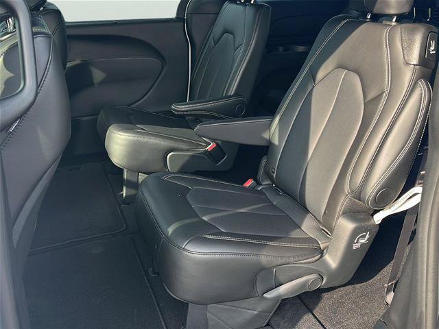 Used 2025 Chrysler Pacifica Select FWD image 14