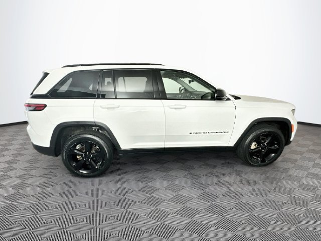 Used 2023 Jeep Grand Cherokee Limited w/ Black Appearance Package AWD/4WD image 13