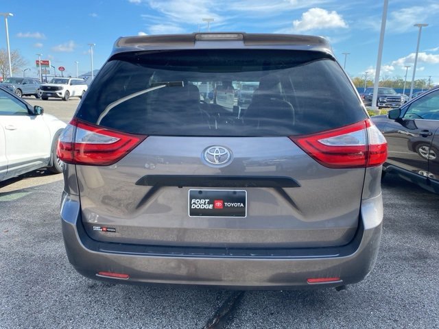 Used 2018 Toyota Sienna L w/ Protection Package image 3