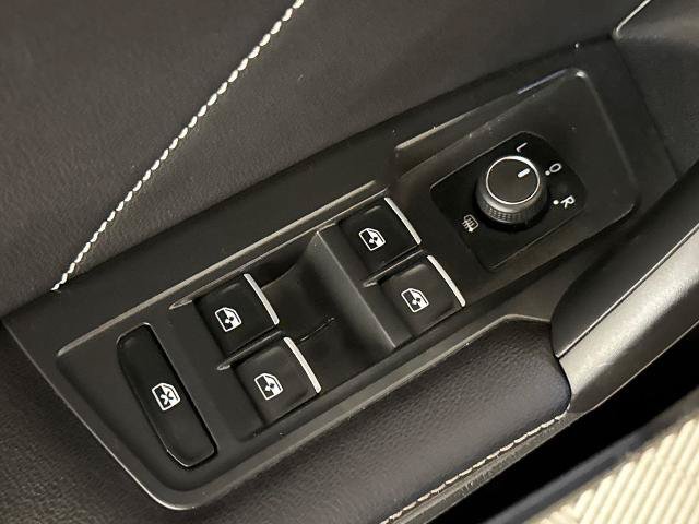 Used 2022 Volkswagen Tiguan SE w/ Panoramic Sunroof Package FWD image 17