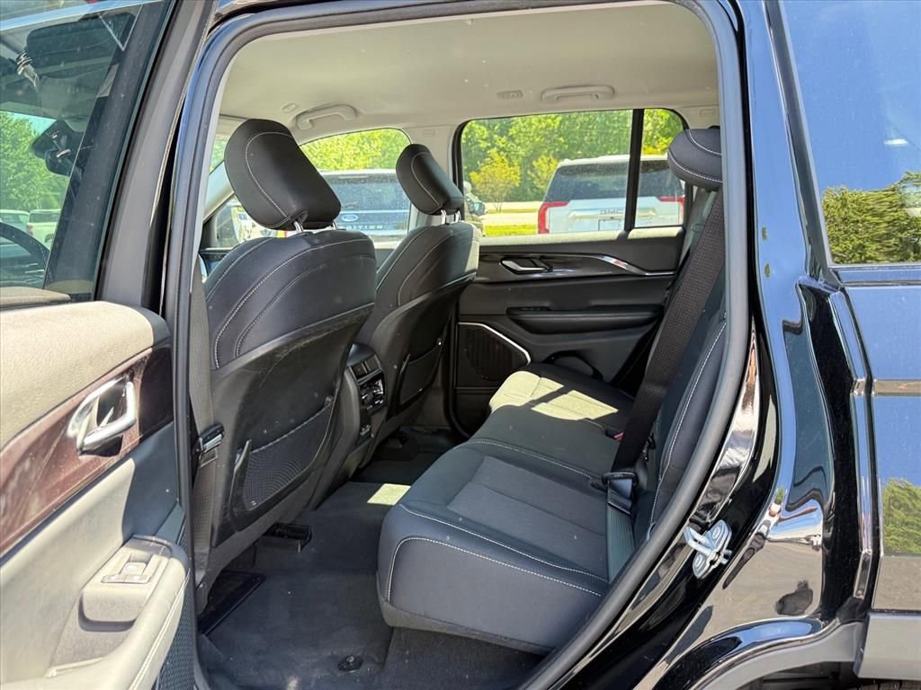 Used 2022 Jeep Grand Cherokee Laredo w/ Luxury Tech Group I RWD image 13