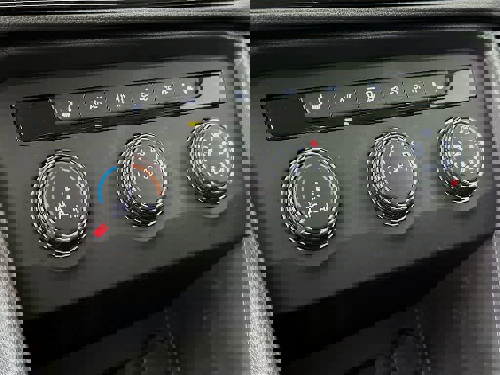 Used 2022 Volkswagen Taos SE w/ Panoramic Sunroof Package image 21