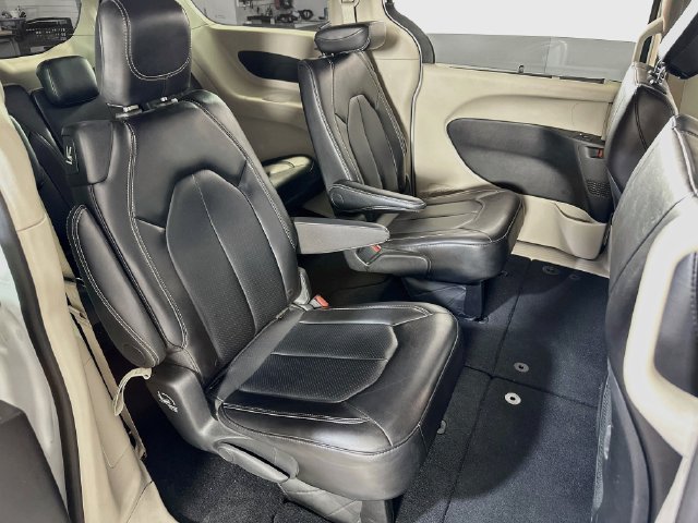 Used 2024 Chrysler Pacifica Touring-L FWD image 15