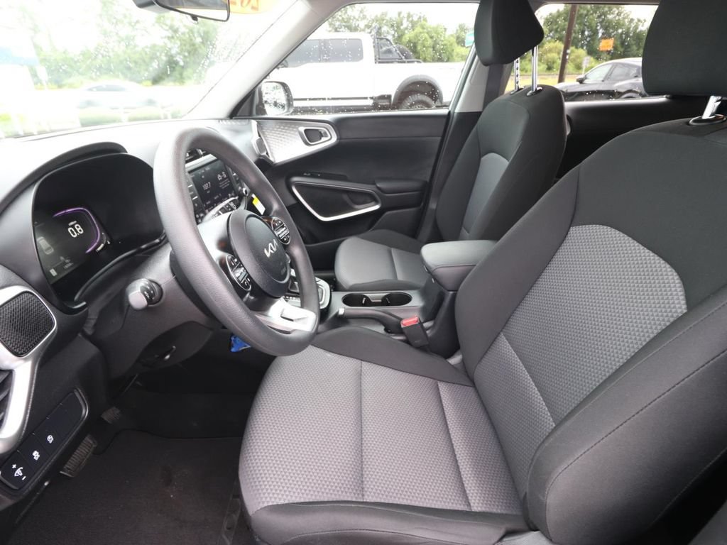 Used 2025 Kia Soul LX FWD image 2