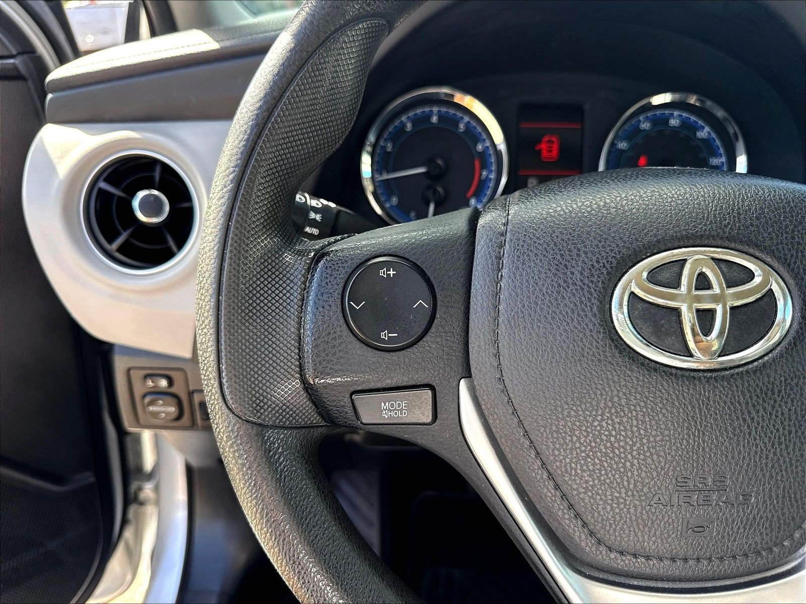 Used 2017 Toyota Corolla LE FWD image 15