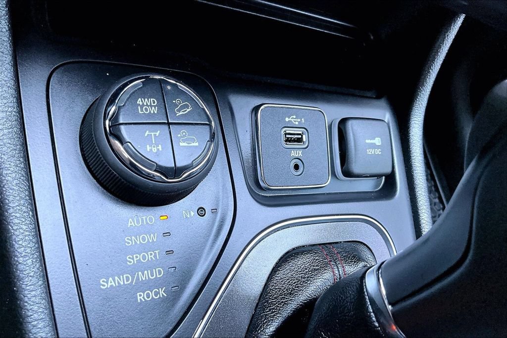Used 2020 Jeep Cherokee Trailhawk w/ Cold Weather Group AWD/4WD image 32