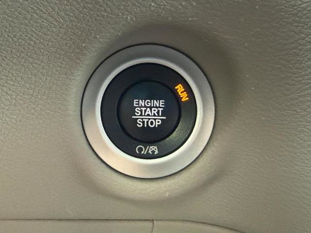 Used 2022 Chrysler Pacifica Touring-L FWD image 16