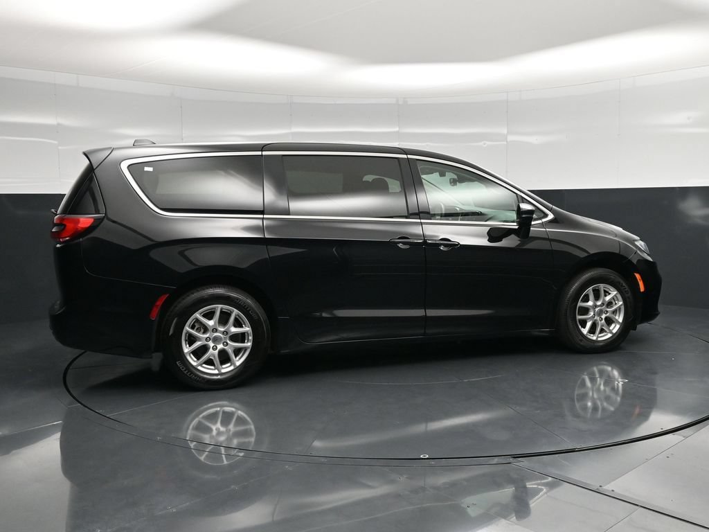 Used 2024 Chrysler Pacifica Touring-L FWD image 3