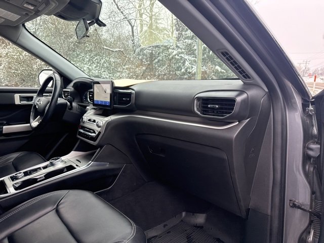 Certified 2022 Ford Explorer XLT w/ Equipment Group 202A image 33