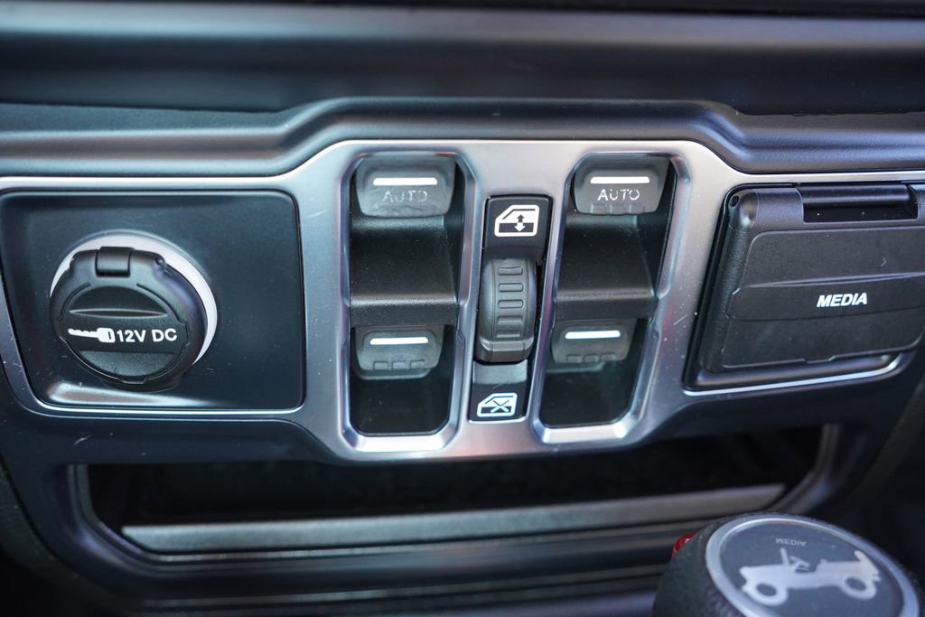 Used 2019 Jeep Wrangler Unlimited Sahara w/ Uconnect 4C Nav & Sound Group AWD/4WD image 27