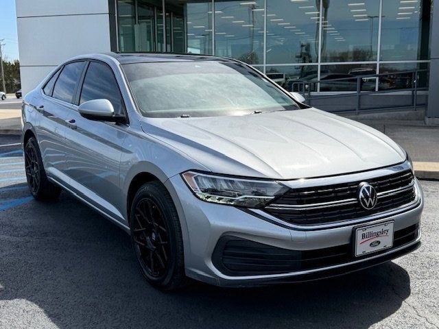 Used 2023 Volkswagen Jetta SE w/ Panoramic Sunroof Package image 5