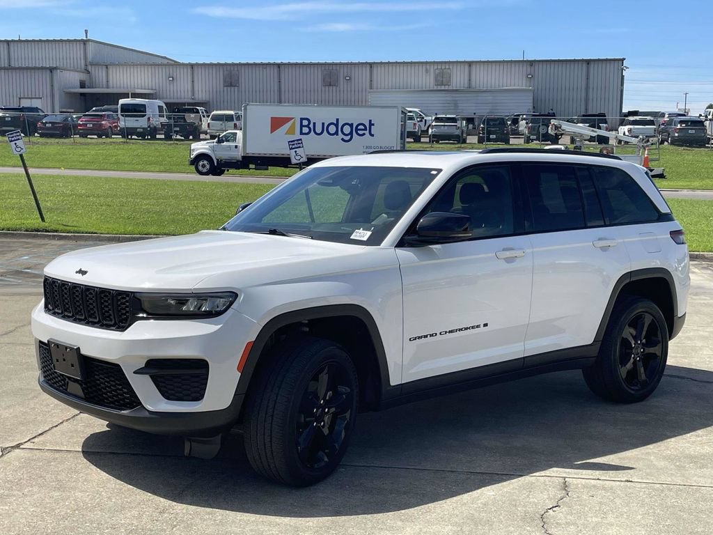 Used 2023 Jeep Grand Cherokee Altitude AWD/4WD image 7