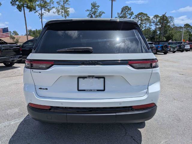 Used 2023 Jeep Grand Cherokee Altitude AWD/4WD image 4