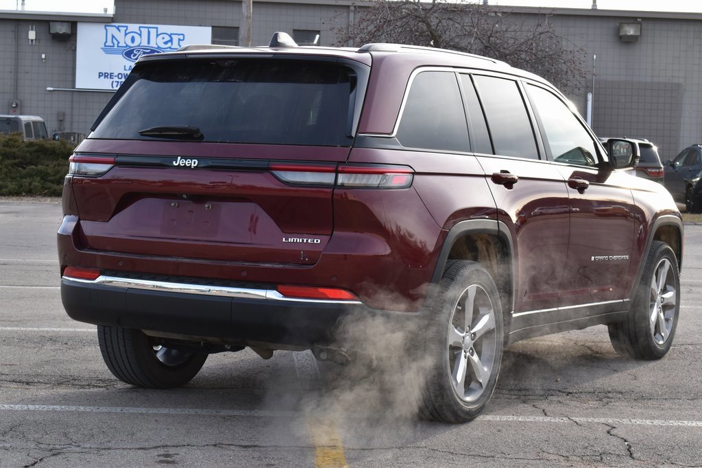 Used 2022 Jeep Grand Cherokee Limited w/ Luxury Tech Group II image 2