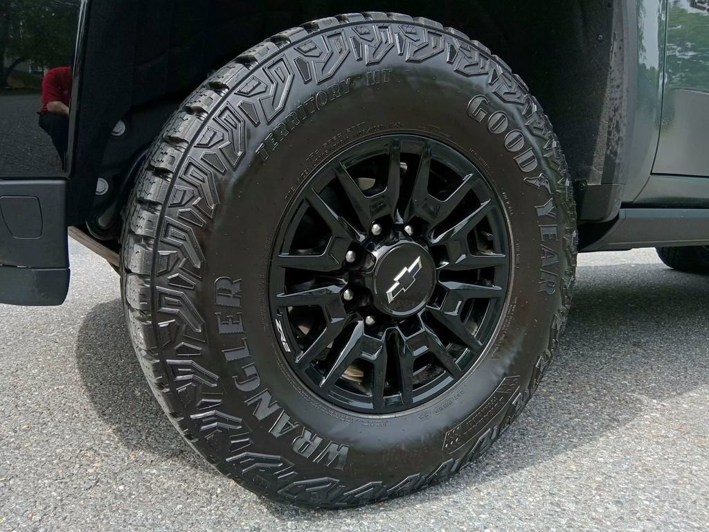 Used 2025 Chevrolet Silverado 2500 ZR2 w/ Technology Package image 12