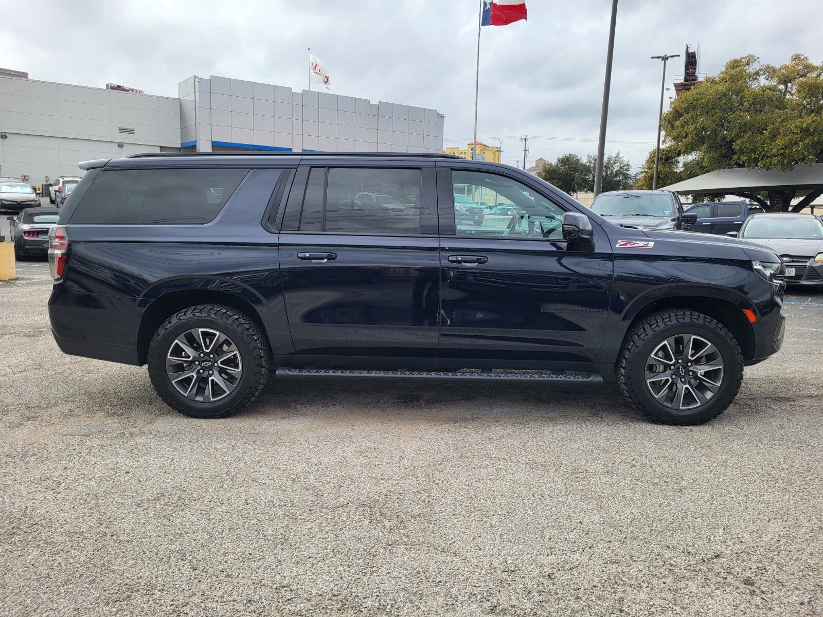 Used 2023 Chevrolet Suburban Z71 w/ Z71 Off-Road Package image 2