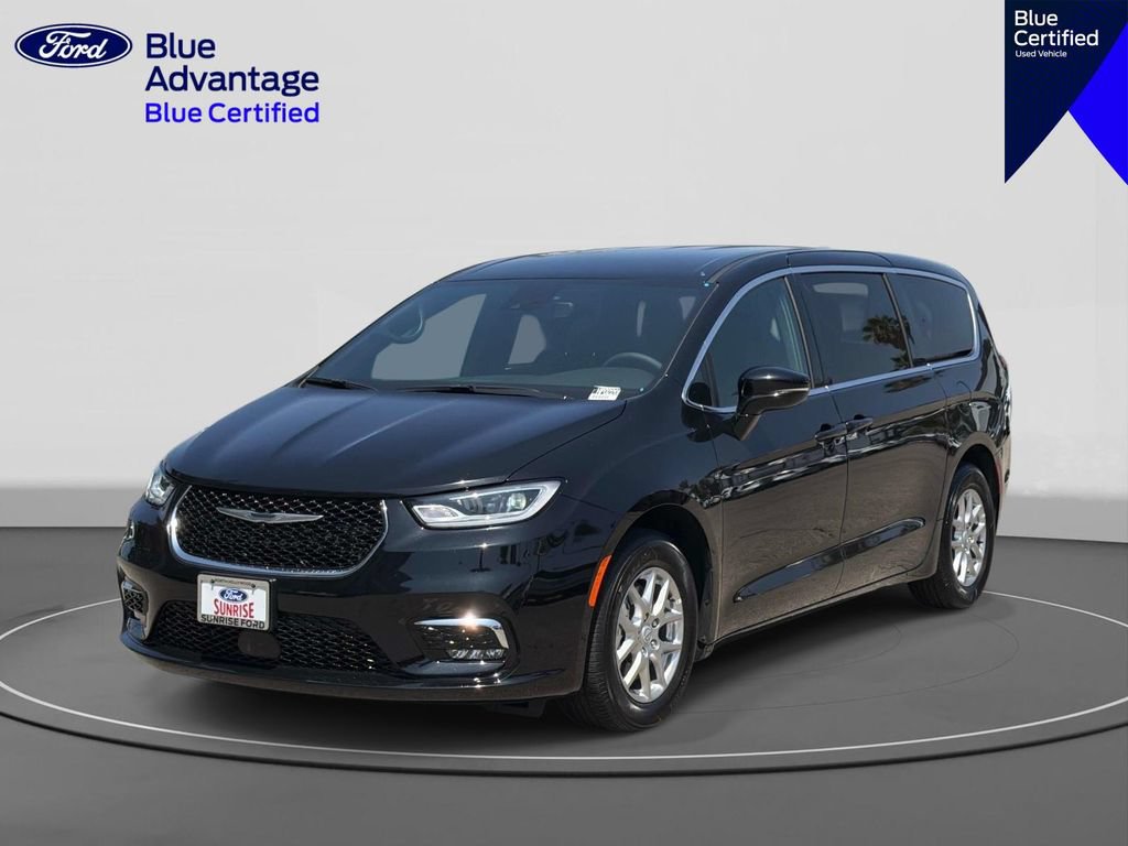 Used 2026 Chrysler Pacifica Select