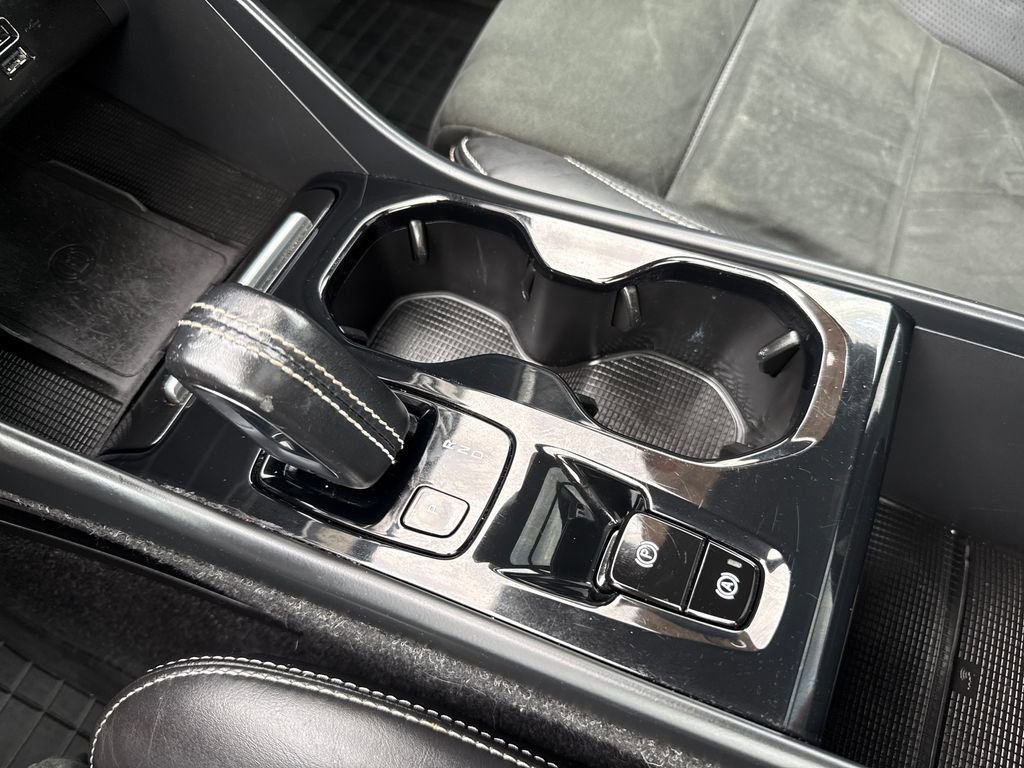 Used 2019 Volvo XC40 T5 R-Design image 23