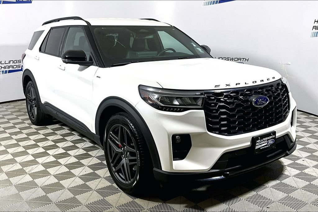 Certified 2025 Ford Explorer ST-Line w/ Premium Package RWD image 3