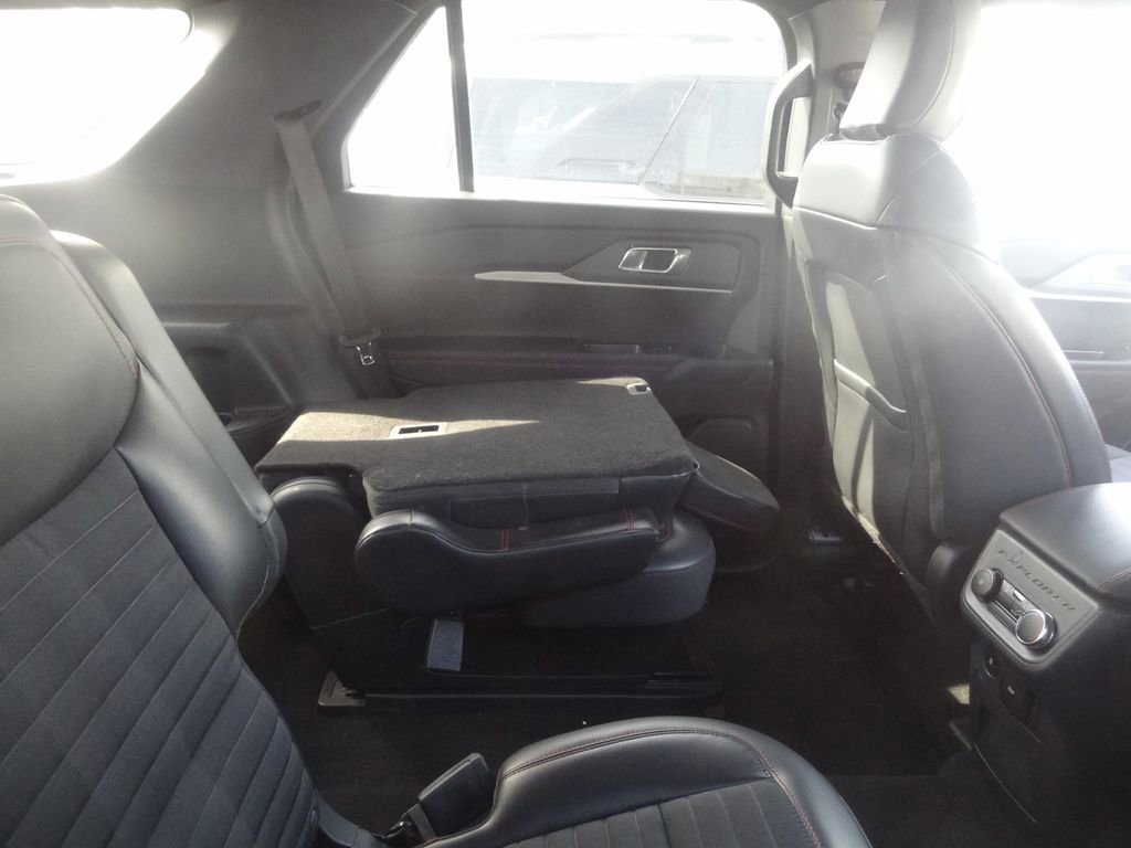 Certified 2025 Ford Explorer ST-Line AWD/4WD image 10