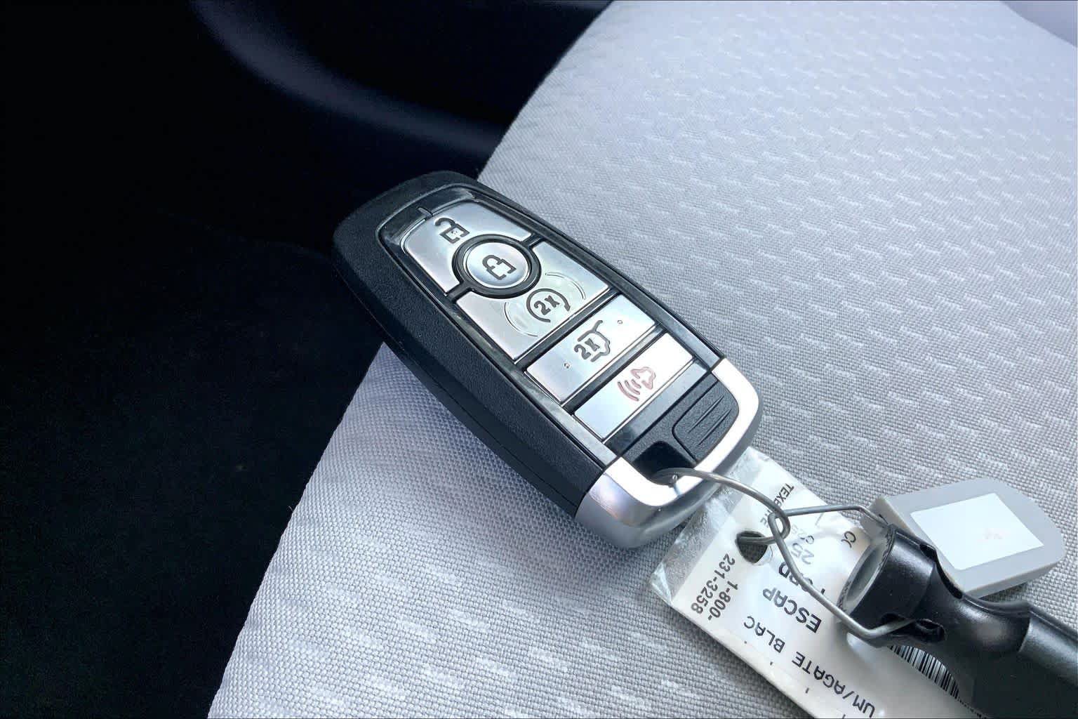 Certified 2025 Ford Escape SE FWD image 30